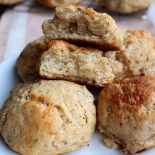 Whole Wheat Cheddar Garlic Biscuits (from scratch!) #wholewheat #biscuits #redlobsterbiscuits | Frugal Nutrition