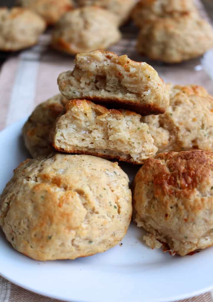Whole Wheat Cheddar Garlic Biscuits (from scratch!) #wholewheat #biscuits #redlobsterbiscuits | Frugal Nutrition