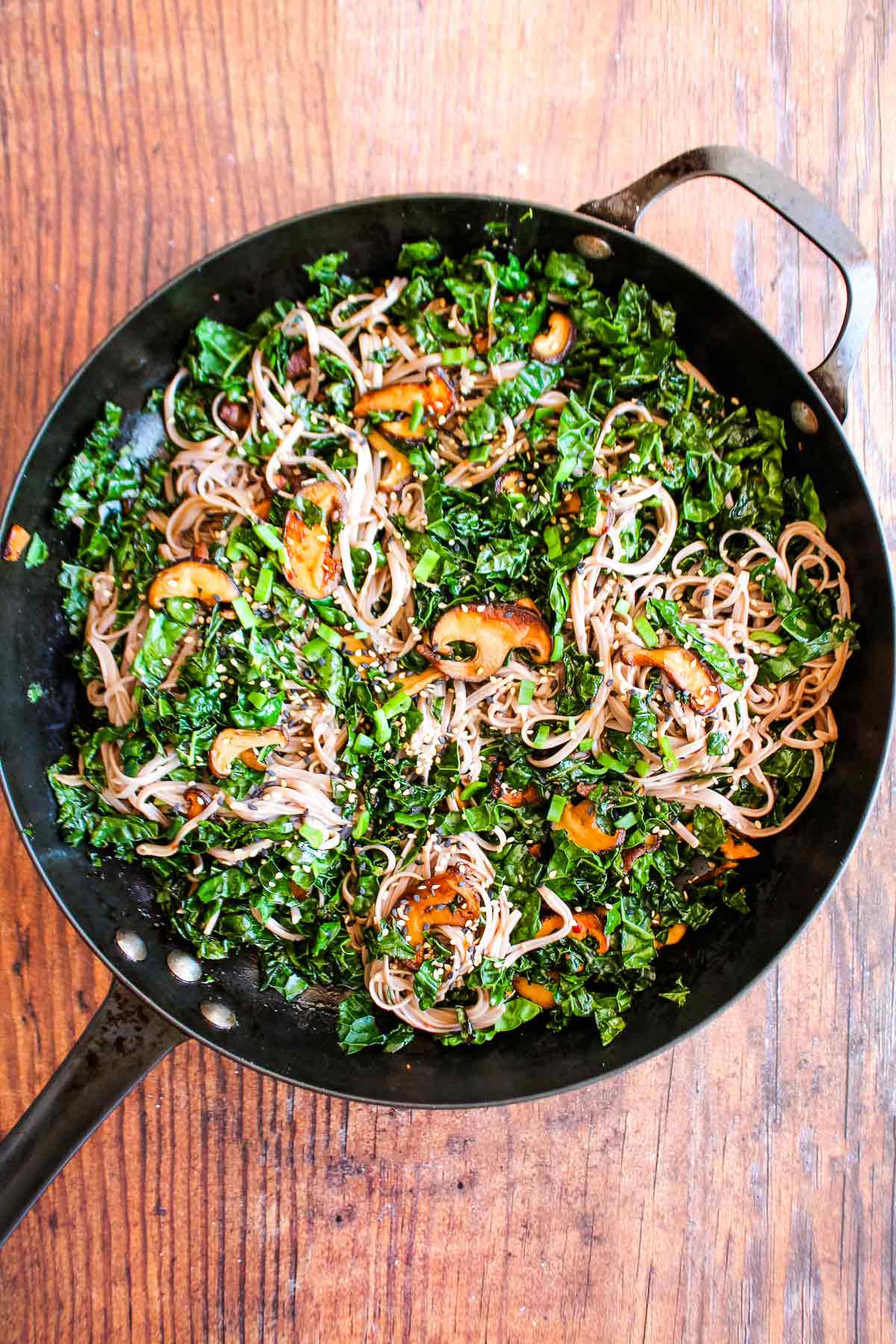 Kale soba noodles mixed together.