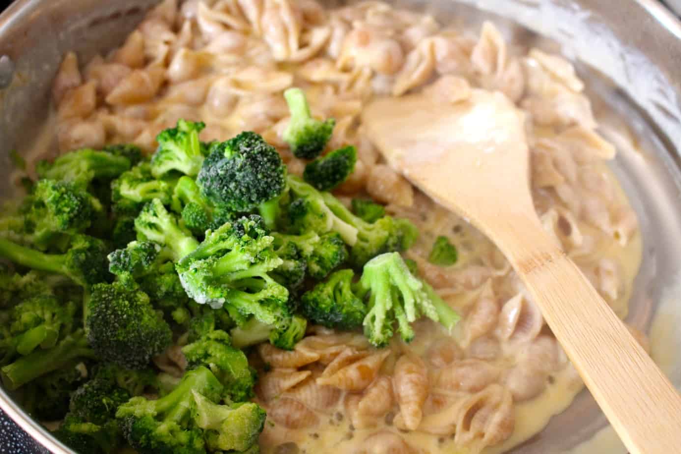 Easy Stovetop Mac and Cheese - whole wheat, cheddar, broccoli | frugalnutrition.com