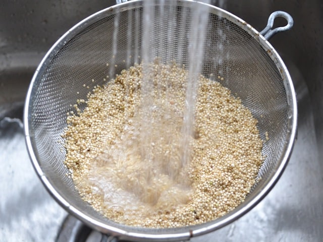rinse quinoa in fine mesh strainer primagem