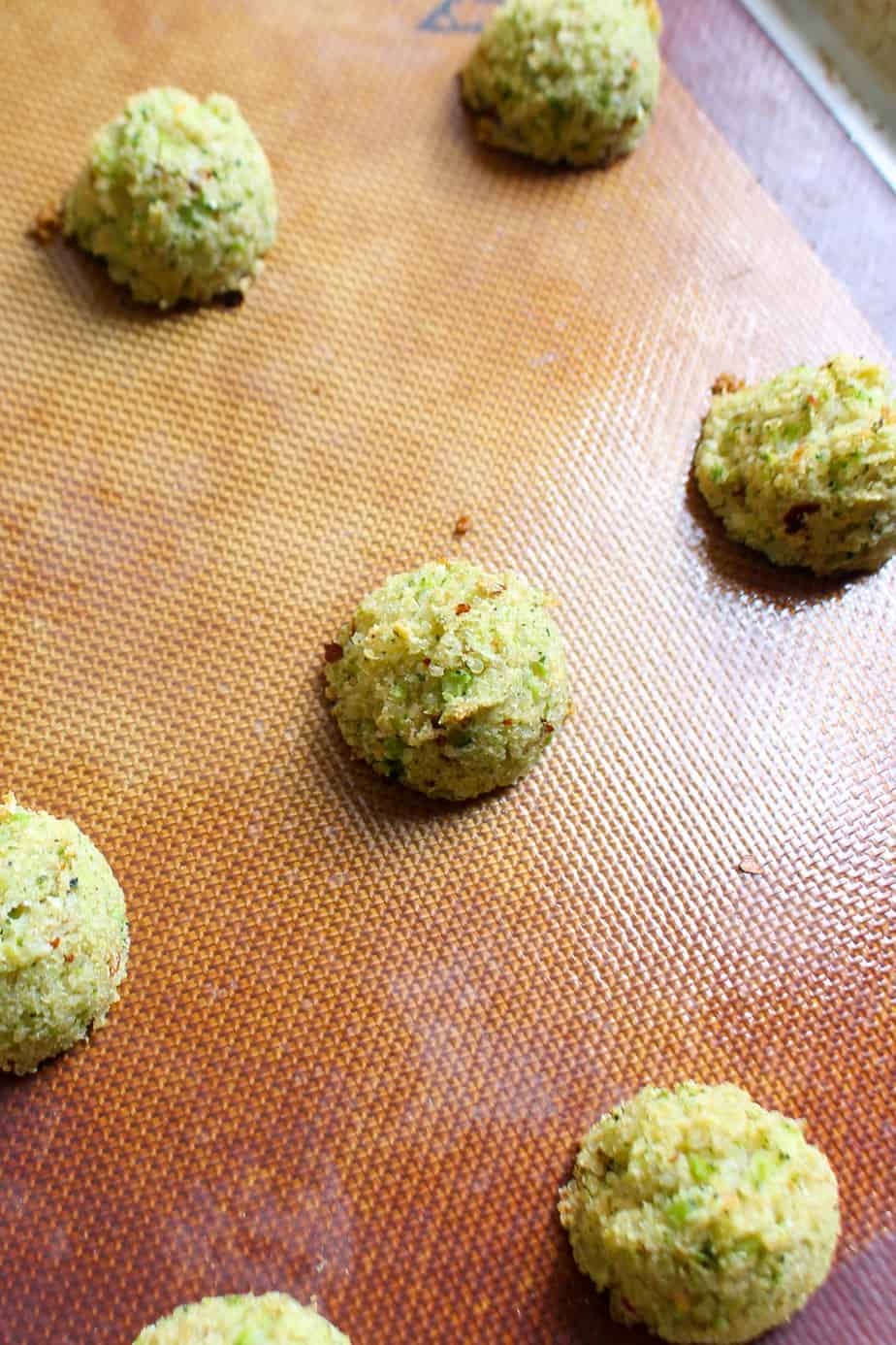 Baked Broccoli Quinoa Bites | www.frugalnutrition.com