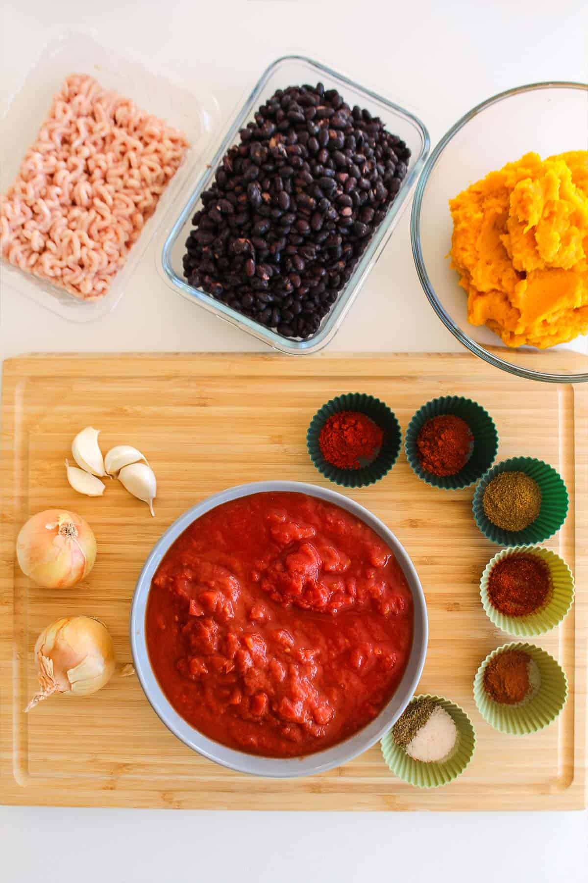 Ingredients to make turkey pumpkin chili.