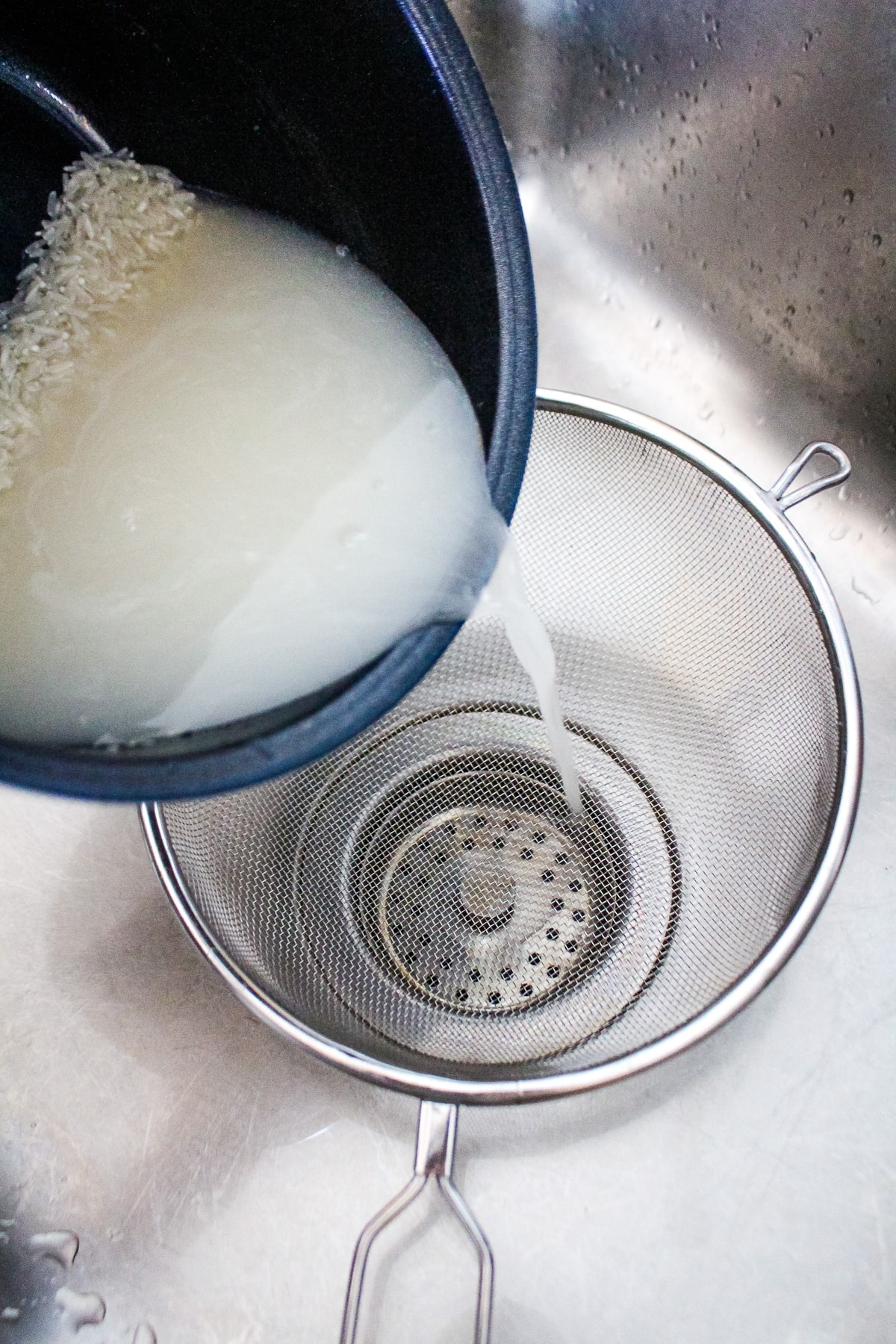 Measuring water and rice with tips of fingers.