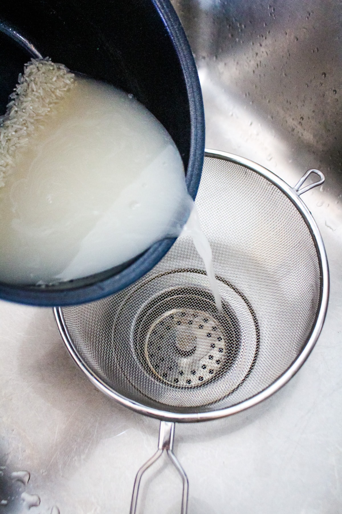 Measuring water and rice with tips of fingers. 